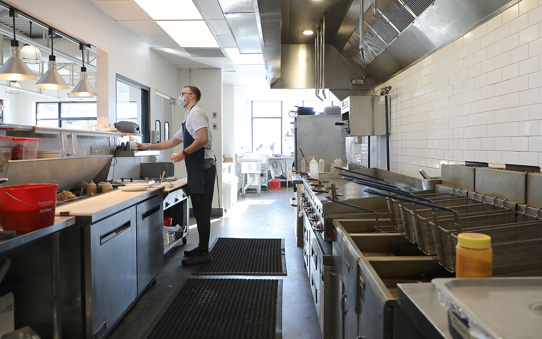 Le cuisinier à la chaîne Jack David prépare « The Classy Chicken »